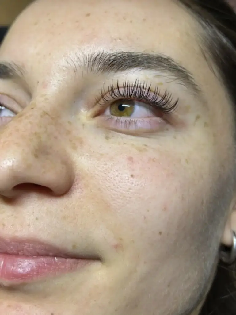 Modèle d’une élève — formation extensions de cils en ligne