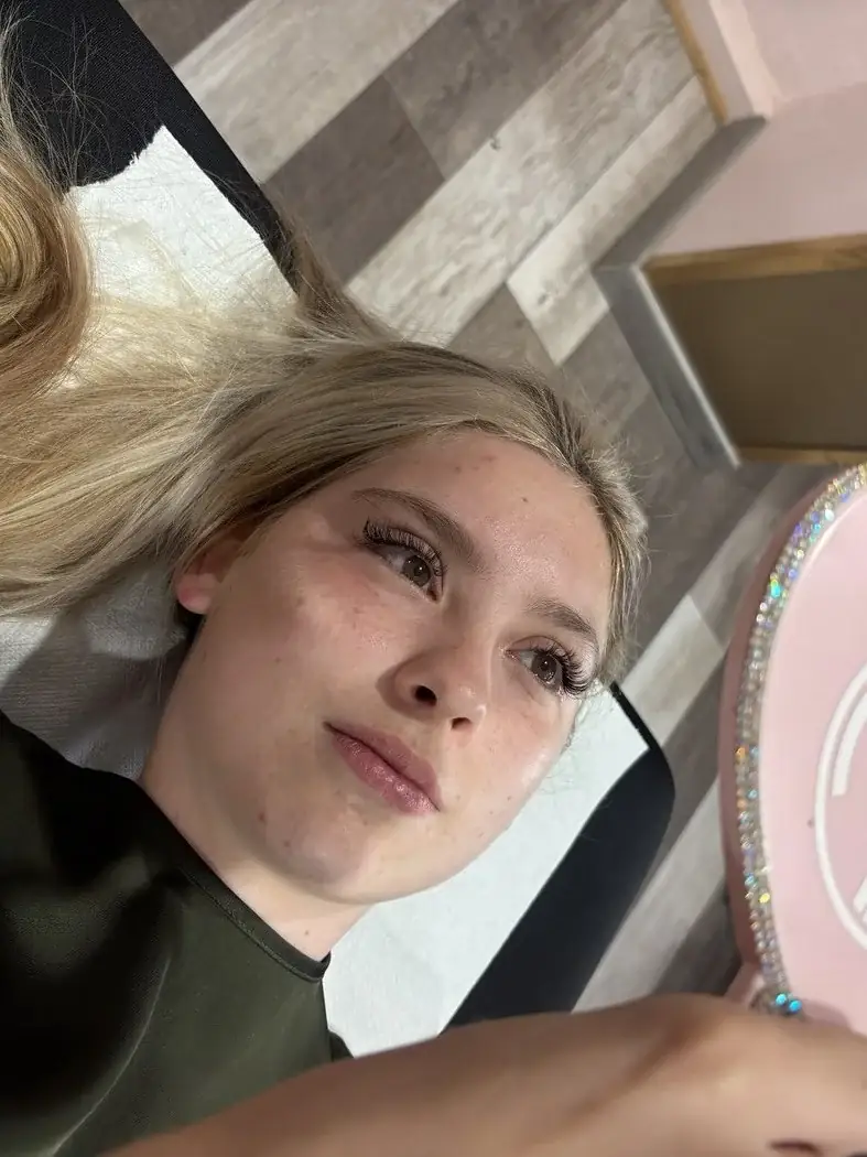 Modèle d’une élève Mia Beauty — extensions de cils, miroir cœur