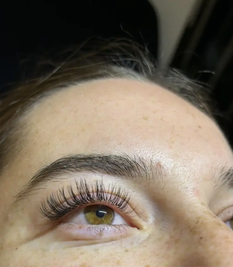 Résultat extensions de cils — modèle d’une élève en formation en ligne