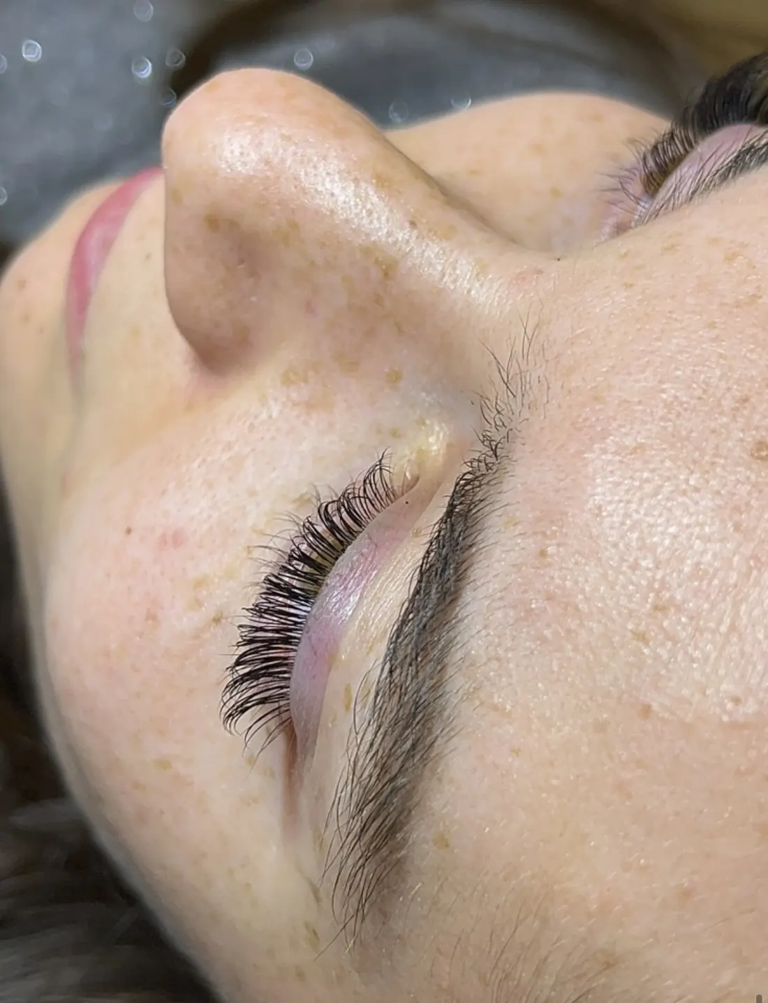 Réalisation d’une élève : pose d’extensions de cils